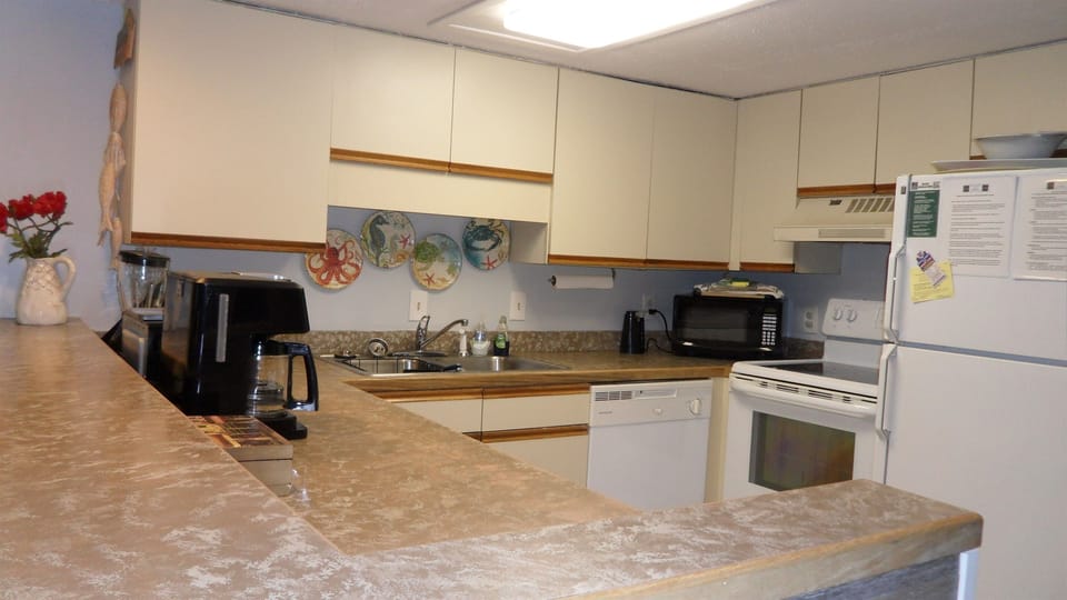 Kitchen w/washer/dryer