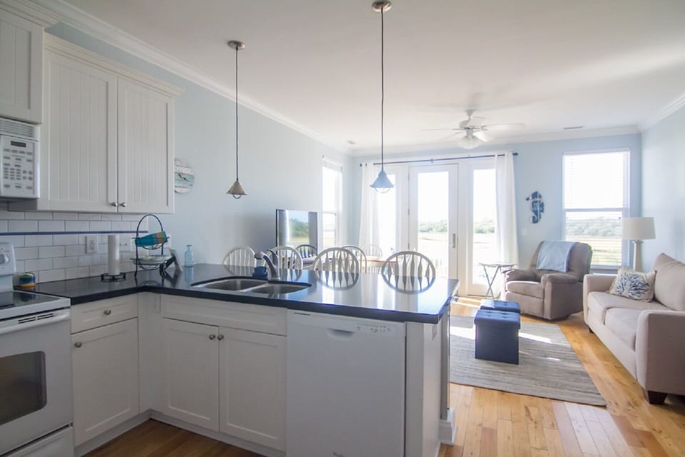 Enjoy beautiful views of the sound/ICW,  3 TVs with cable, one Roku, fast wifi.
