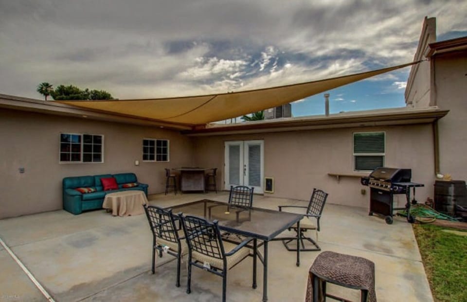 Large Patio w/Gas Grill