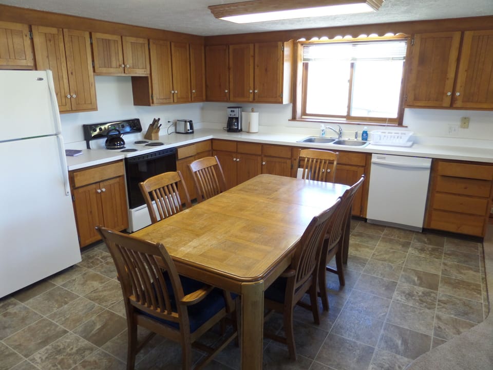 Kitchen/dining (upstairs)