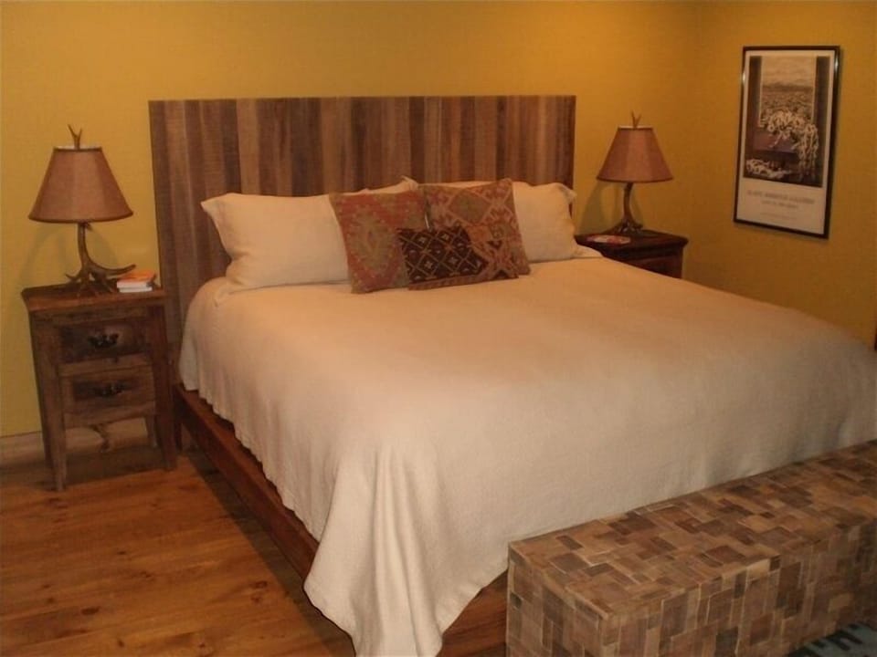 SECOND MASTER SUITE WITH KING SIZE BED