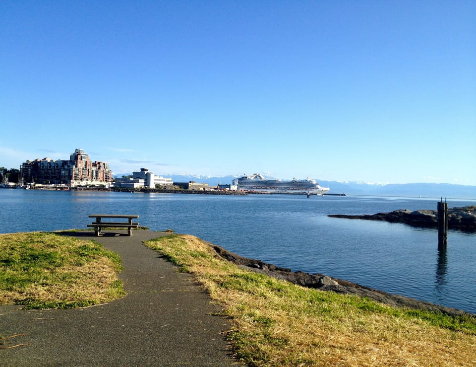 2 blocks to a picnic on the water!