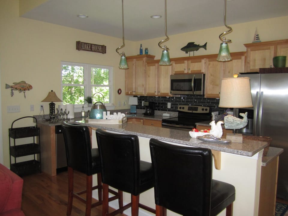 Upgraded kitchen, granite  counter, pendant lamps