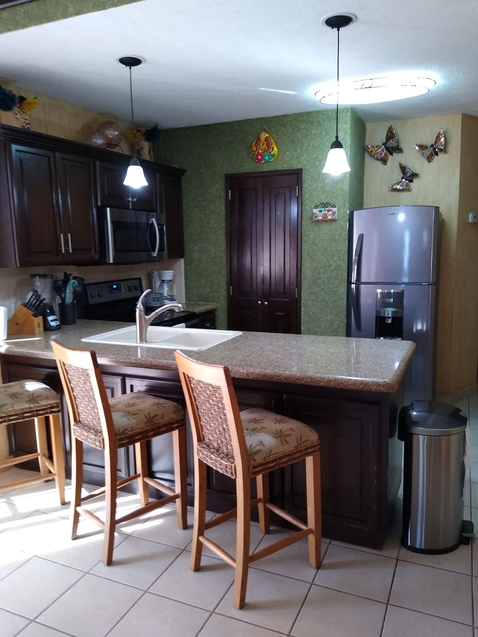 bar, kitchen area