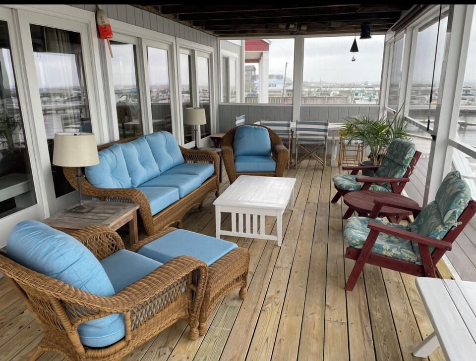 Spacious screen porch