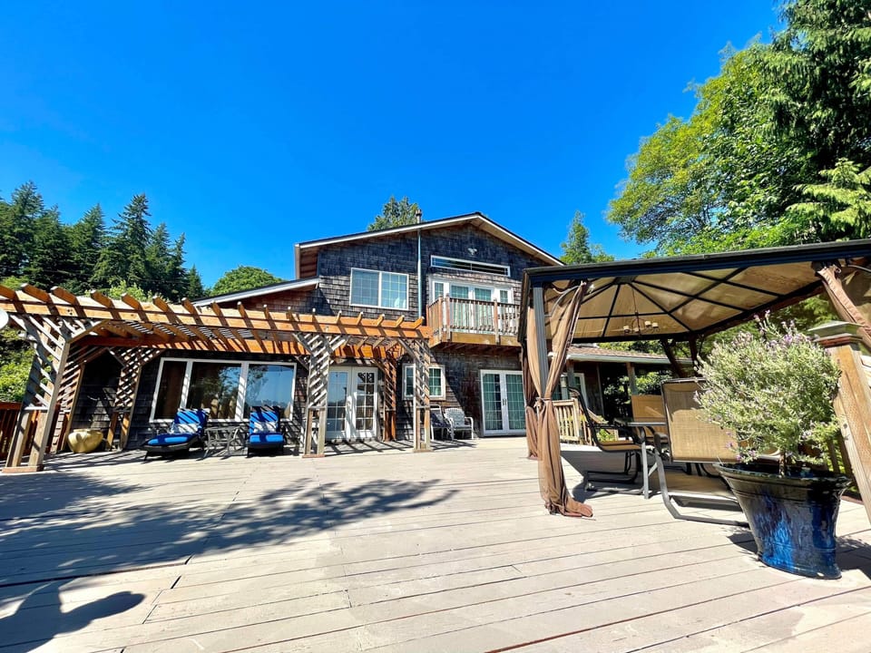 Expansive deck overlooking lake Quinault