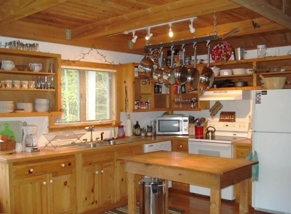 Eat-in country kitchen with all appliances, including dishwasher and microwave.