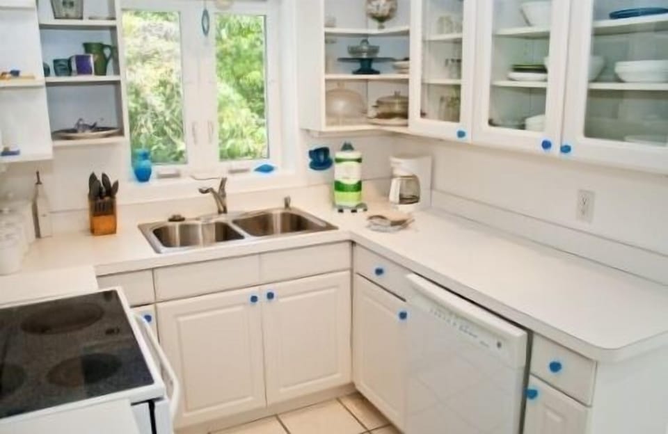 Kitchen, So nice to look out window at palms. Ice maker. Well equipped.