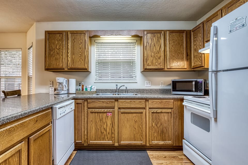 Pigeon Forge River Cottage "Henderson's Riverside #2" - Fully furnished kitchen