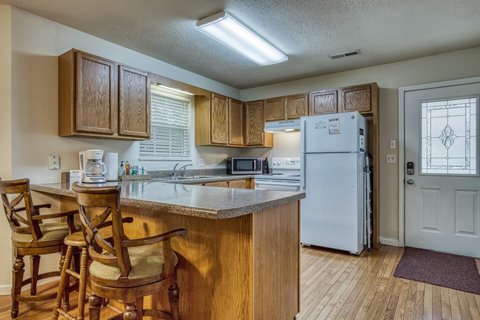 Pigeon Forge River Cottage "Henderson's Riverside #2" - Fully furnished kitchen