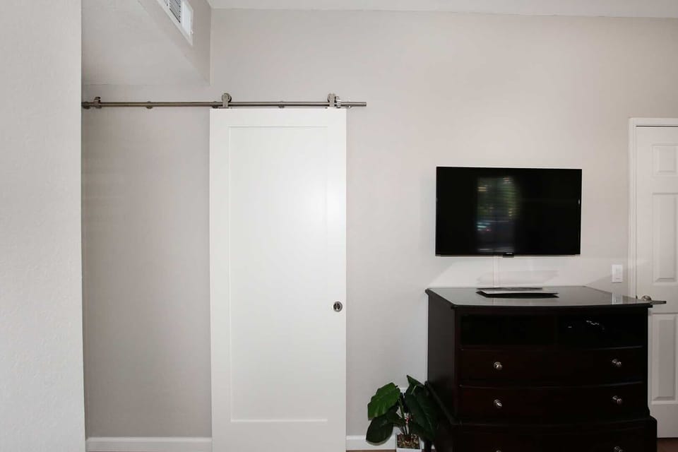 Queen bedroom bathroom access