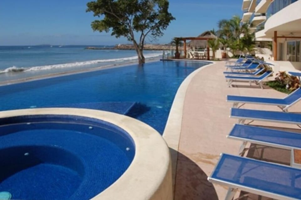 THE HUGE INFINITY POOL!