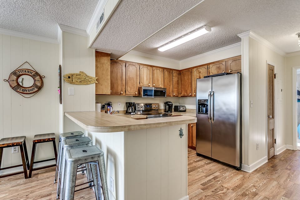 Kitchen - fully stocked - modern updated appliances