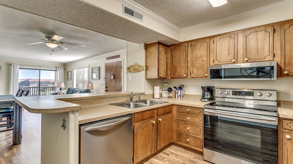 Kitchen - fully stocked - modern updated appliances 