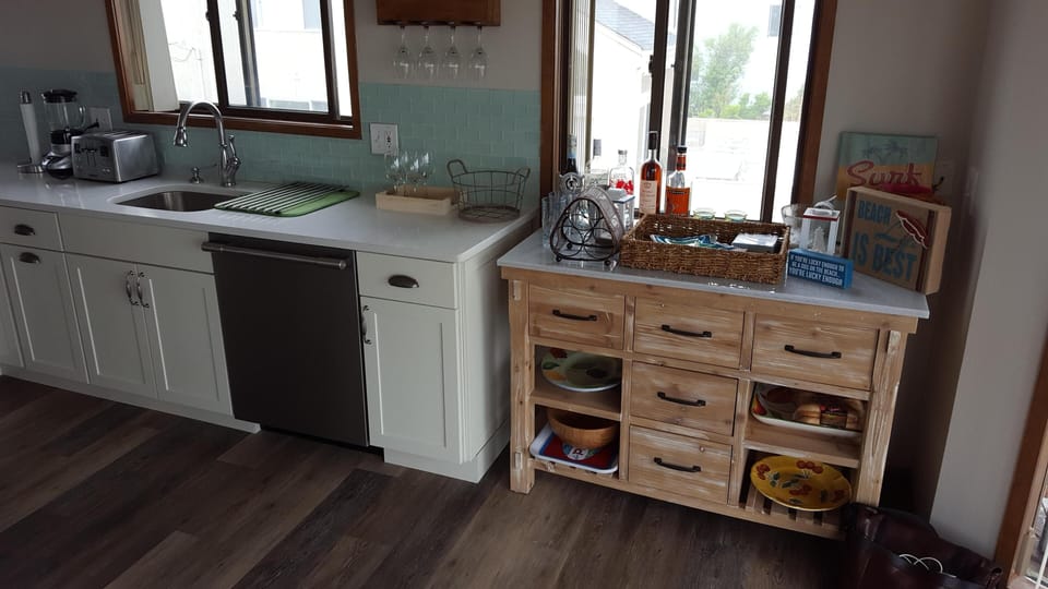 Open Light Bright Beachy Kitchen seating for 5
