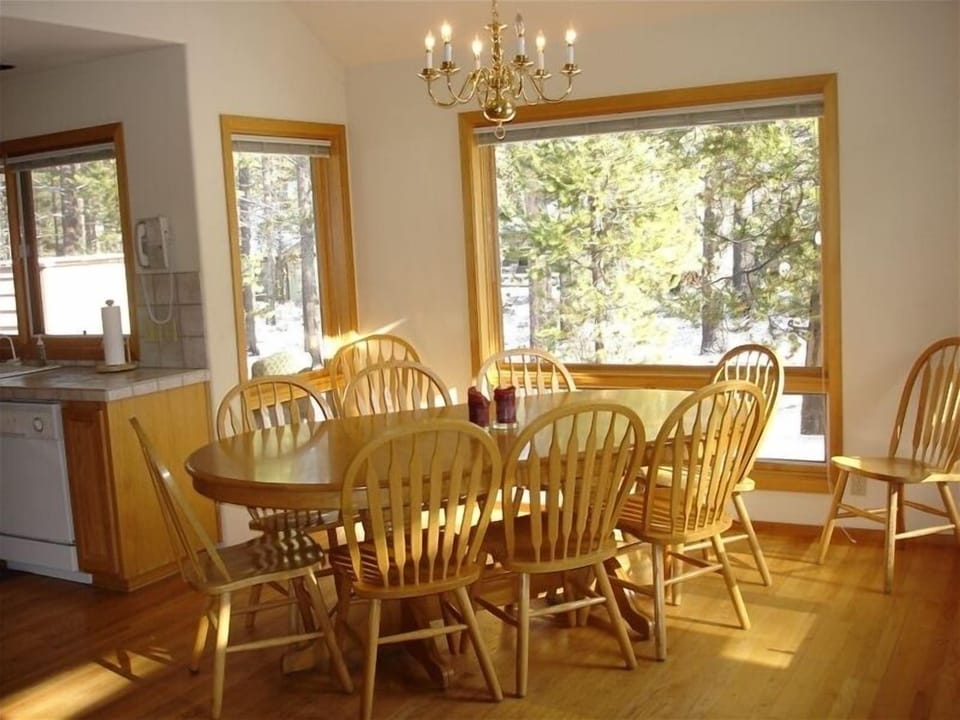 The dining table expands to accomodate 10 guests.