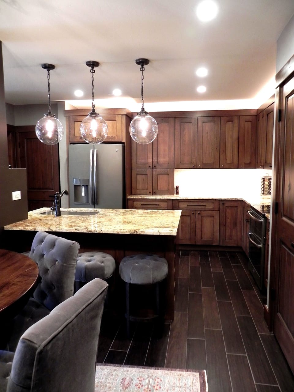 Kitchen and dining table - view from the entry way.