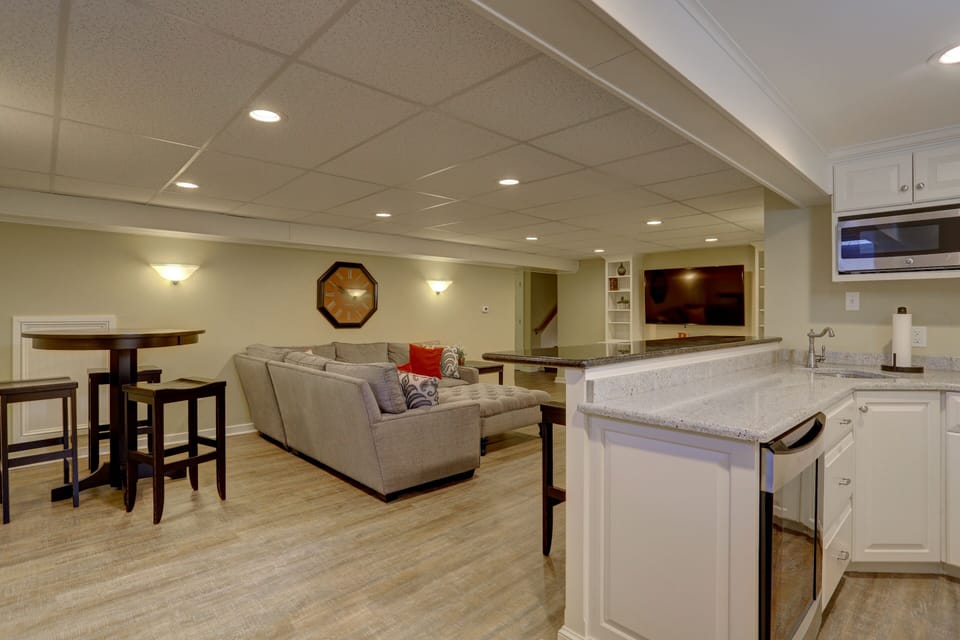 Basement Family Room w/ Wet Bar