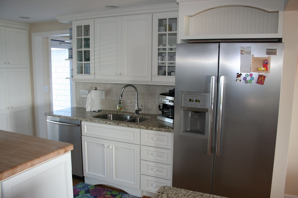 Beautiful kitchen with all you need to feed your crew!

