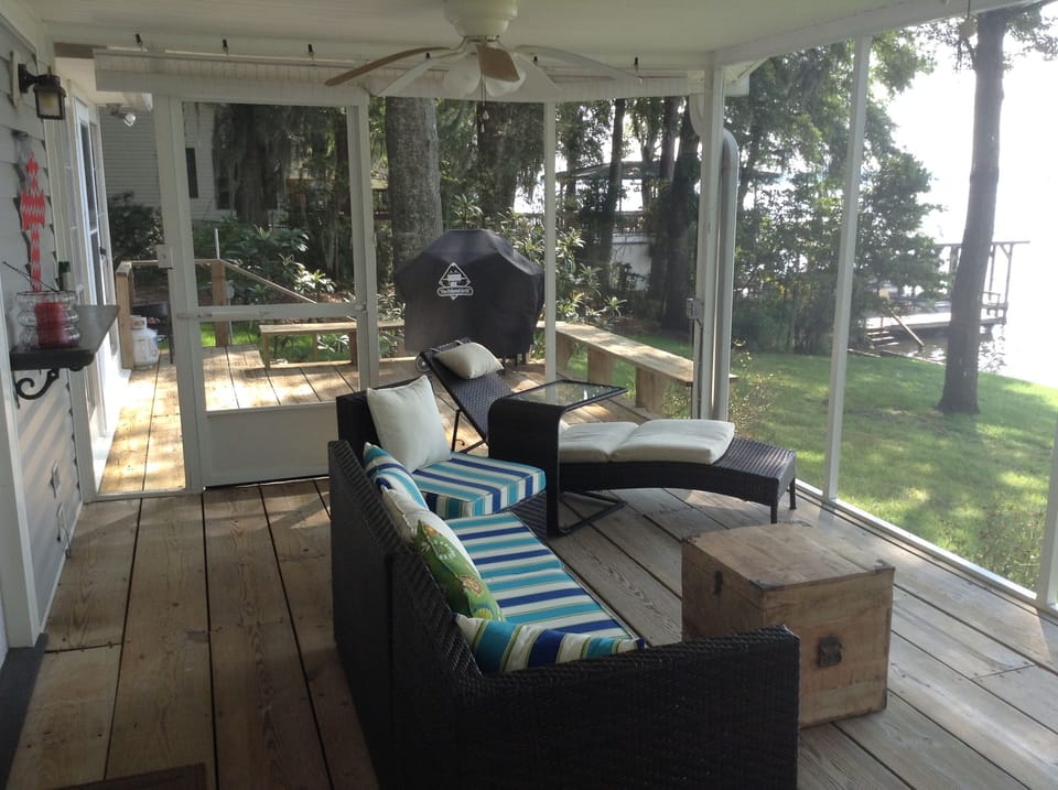 Screen porch with ceiling fans