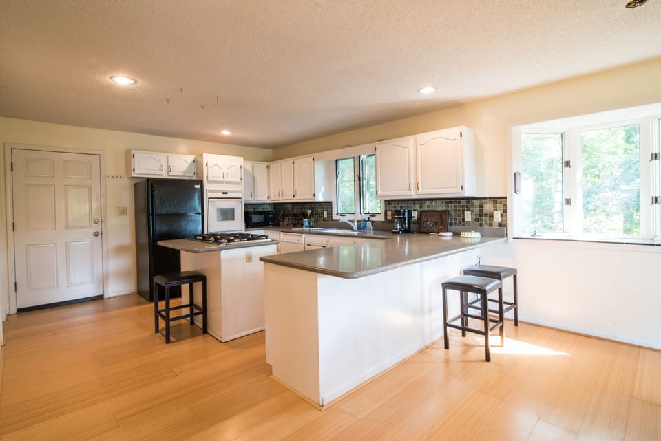 Kitchen + Breakfast Bar