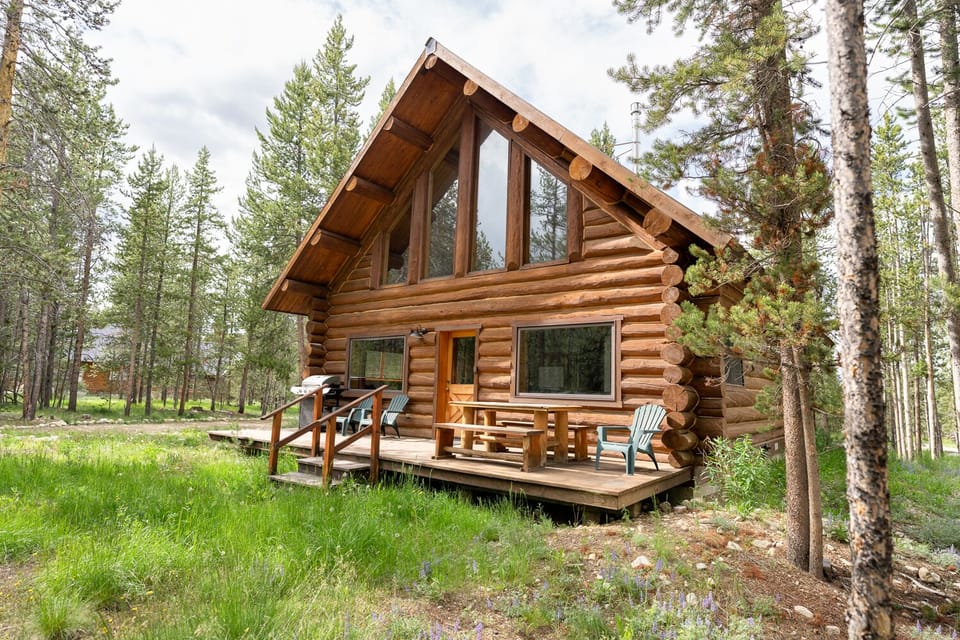 Beautiful, private backyard w/deck, propane gas BBQ, picnic table & deck chairs.