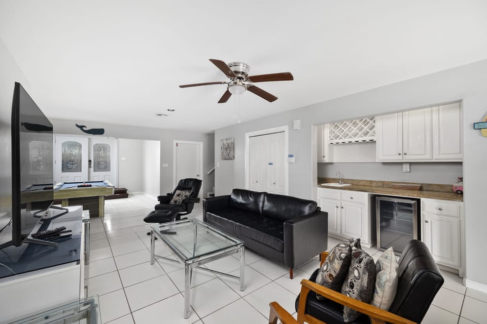 Pool table and living room. Plenty of game activities for the guests