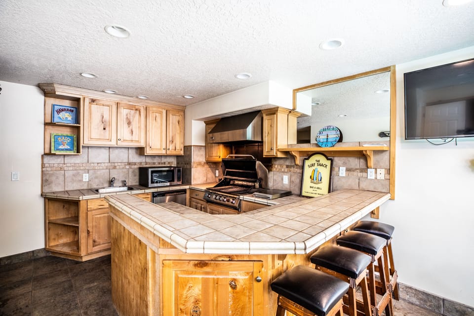 Poolside Kitchen w/ Indoor BBQ Grill