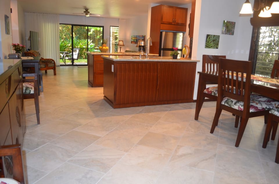Bright spacious living from front to rear lanai