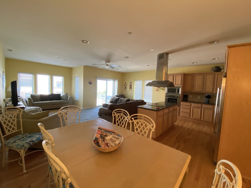 Open concept family area, kitchen and dining 