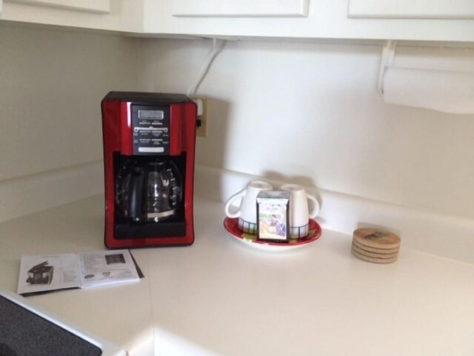 Coffe pot with auto start timer. Fully equipped kitchen. 