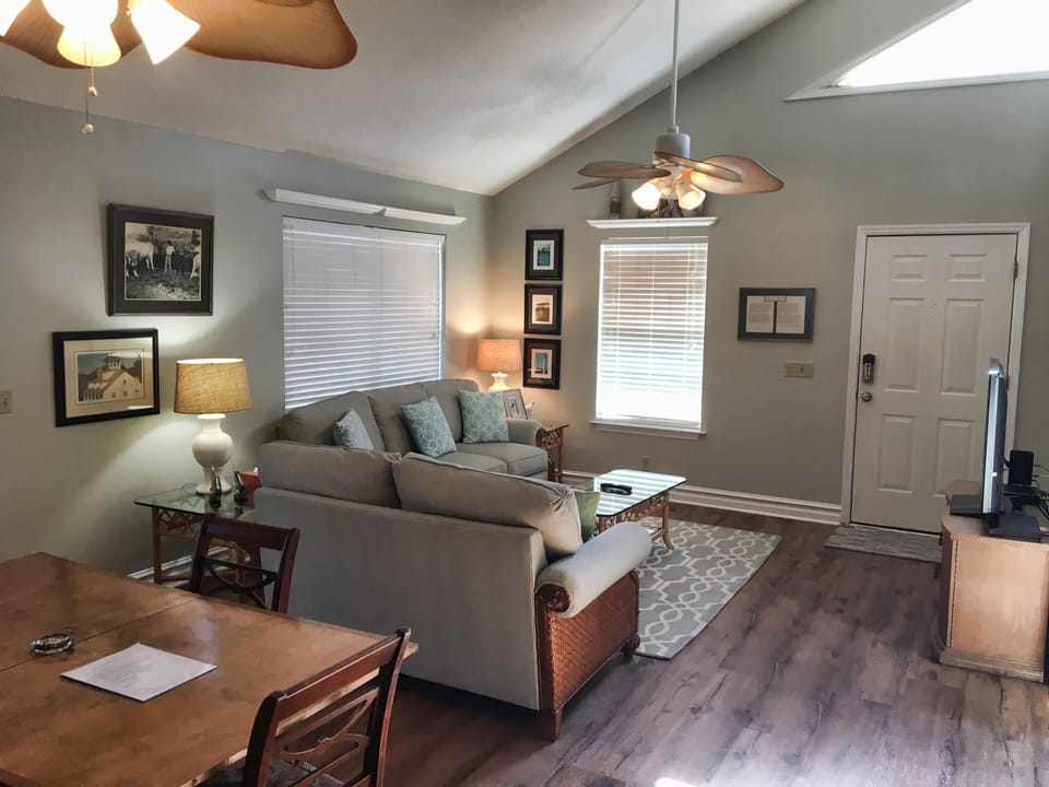 Living/Dining Area
