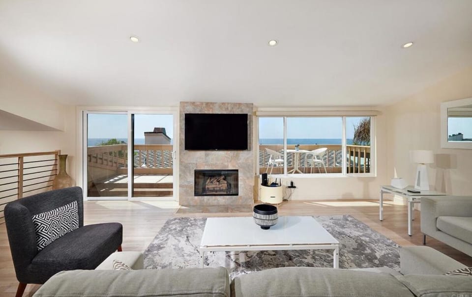 Sliding door to the Deck, 4K TV, Fireplace and expansive Ocean Views ! 