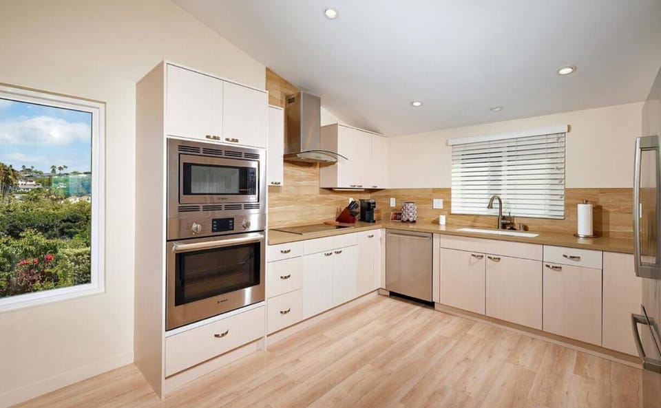 Bright, modern and fully equipped kitchen with all that you might need !
