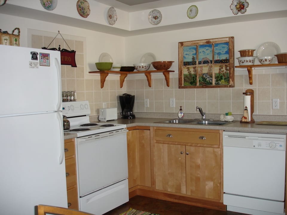 Approx. 11 x 16 Kitchen/Dining