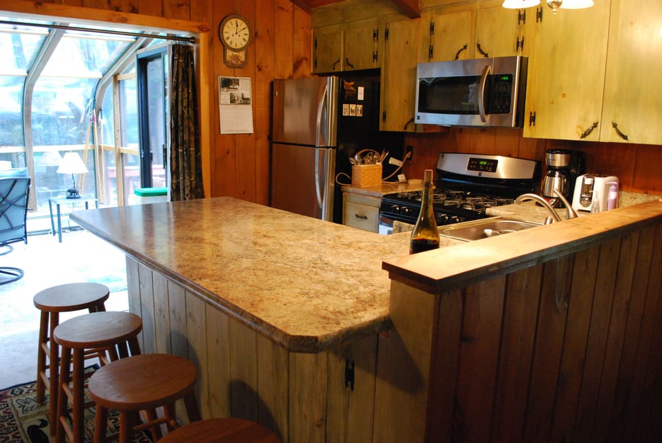 Kitchen and breakfast bar