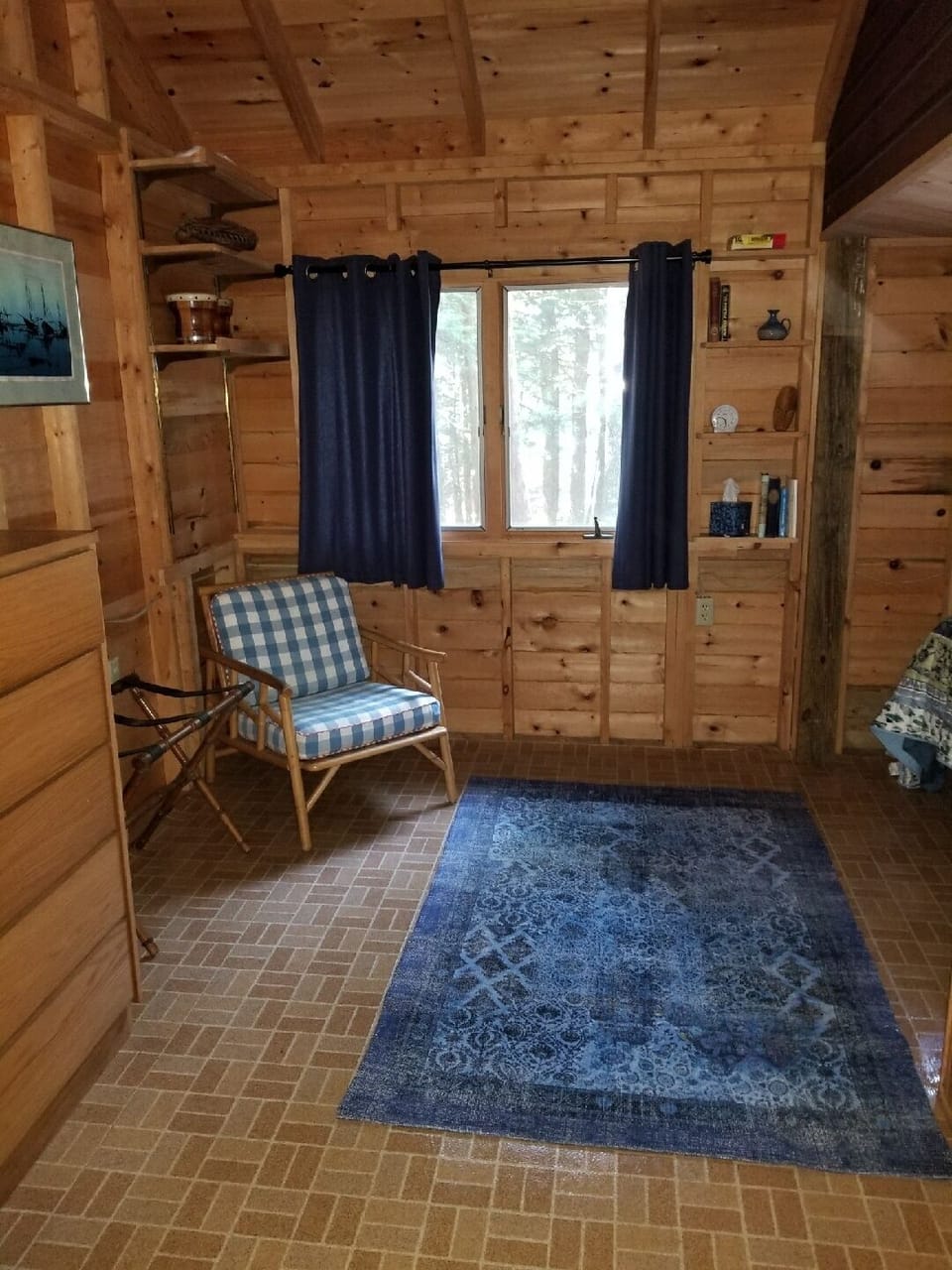 Seating area in lower bunk room