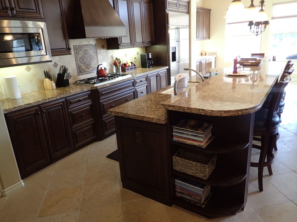 Fully equipped Kitchen, with 3 leather bar stools!