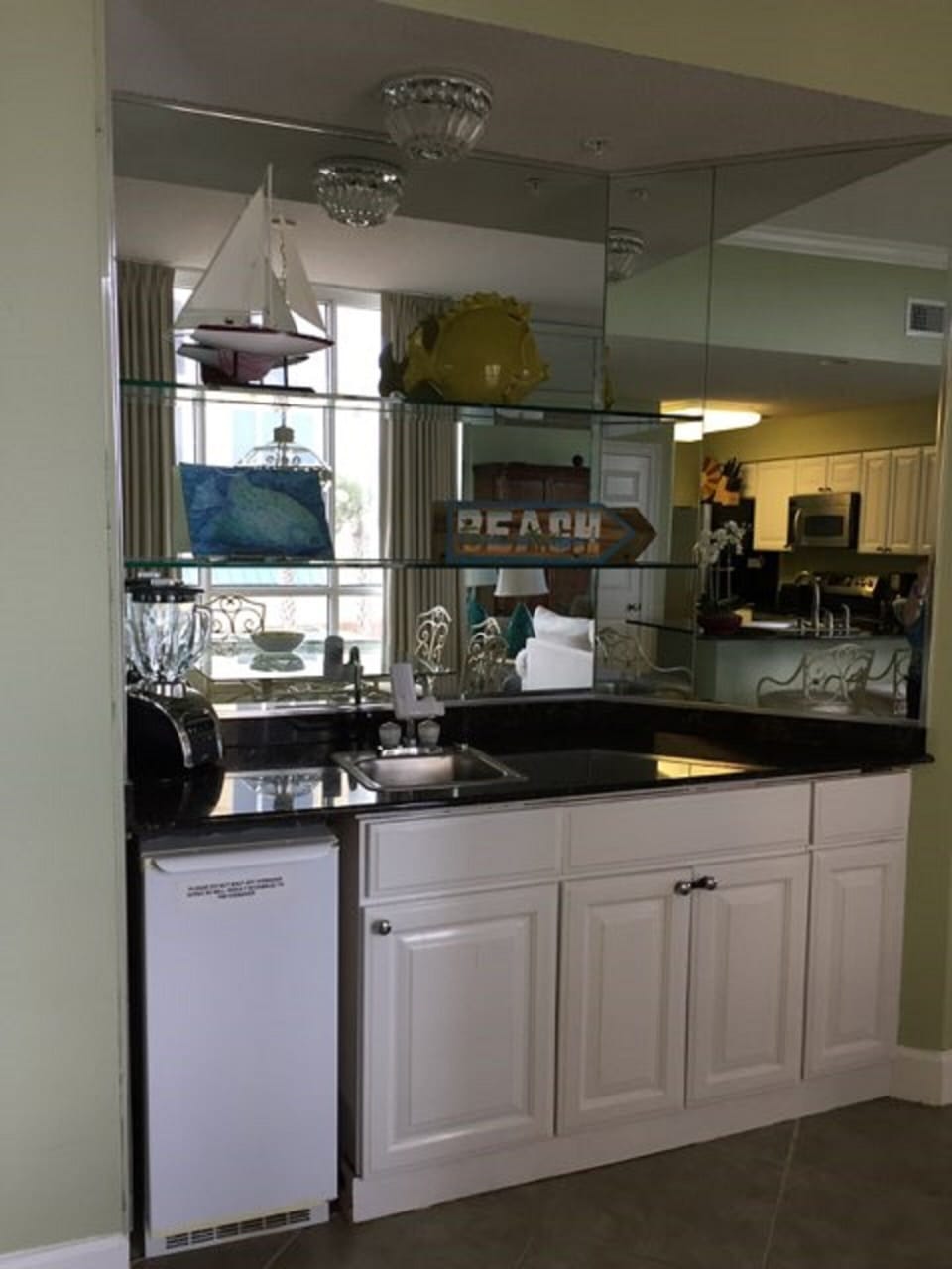 Wet bar with working ice maker.... extra ice, Yeah !