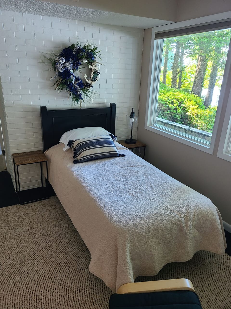 Twin bed in downstairs bedroom along with bunkbed....more great lake views!