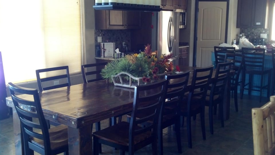 dining room table

