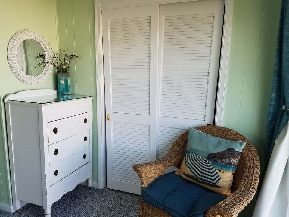 Queen bedroom south side 