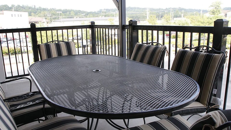 Balcony with table for 6
