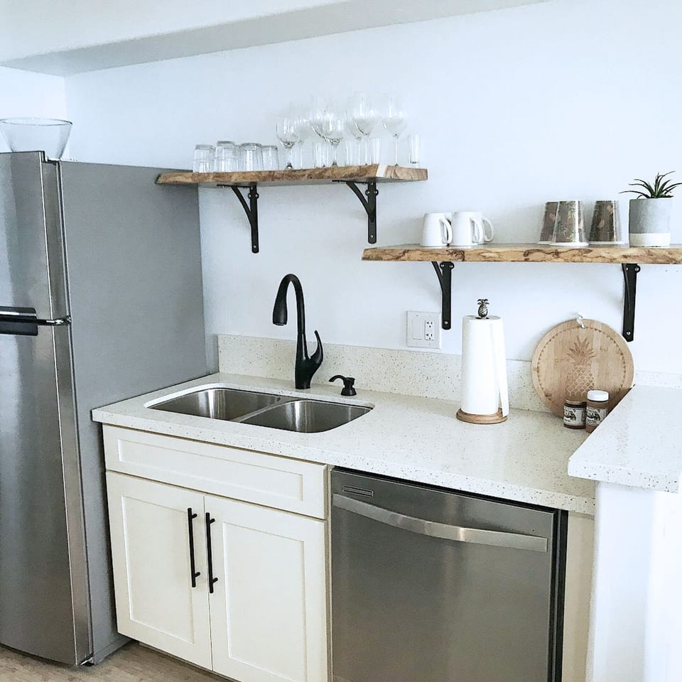 Quartz countertop, dishwasher, microwave, cup and regular coffee makers, toaster