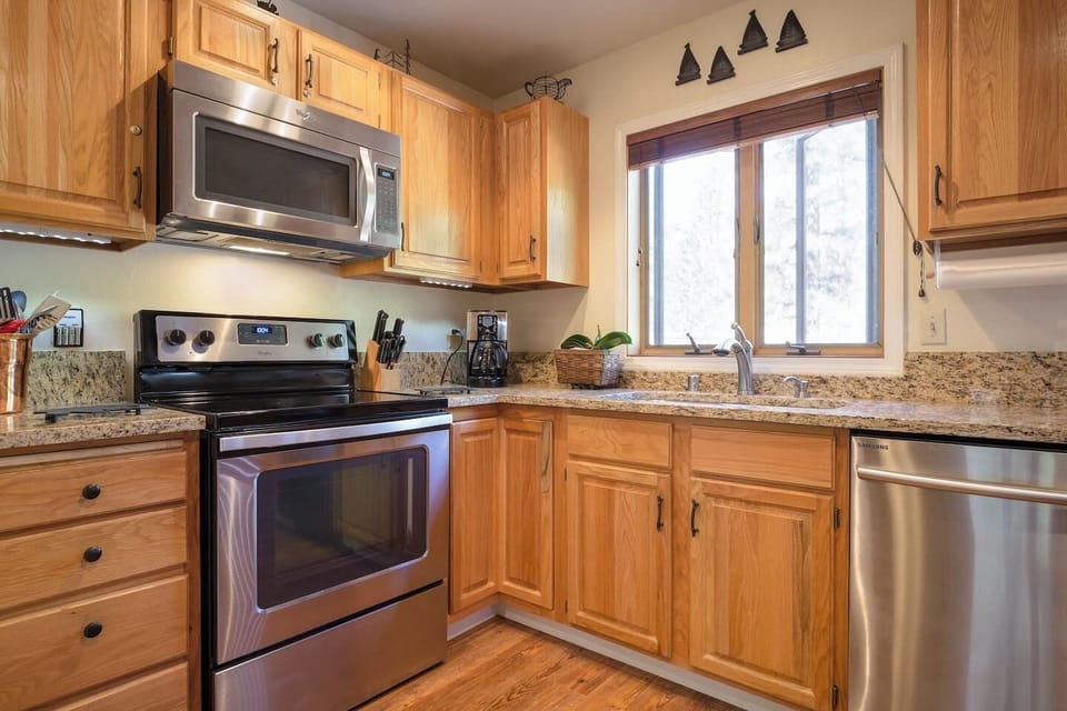 Fully stocked kitchen. Plenty of cooking accessories for the chef (sharp knives, instant pot, etc.)