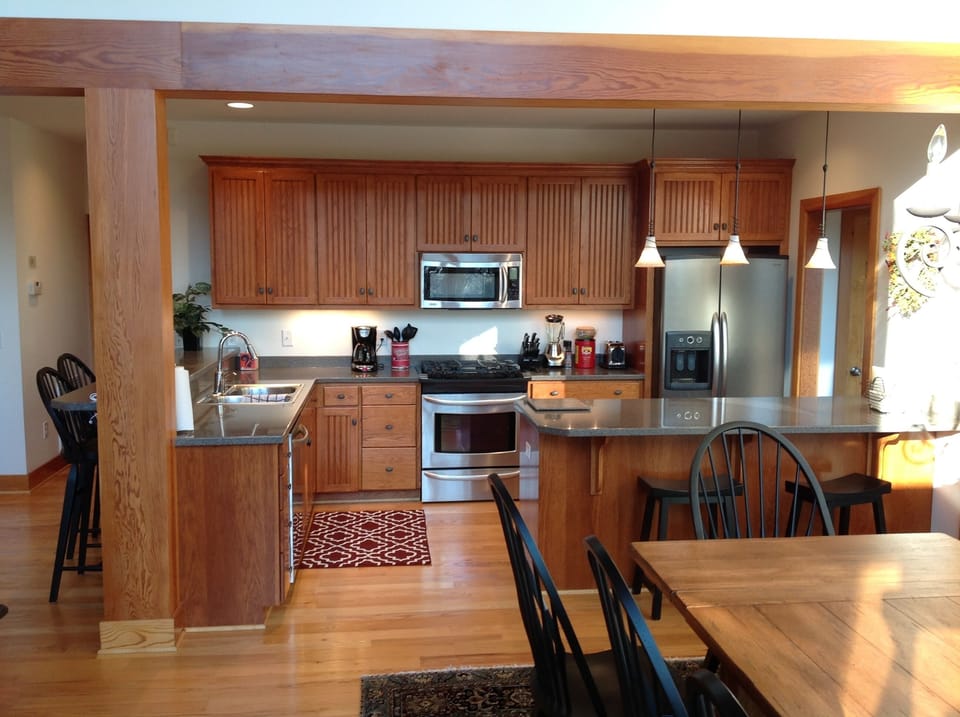 Kitchen with additional seating for 5 at island and pennisula
