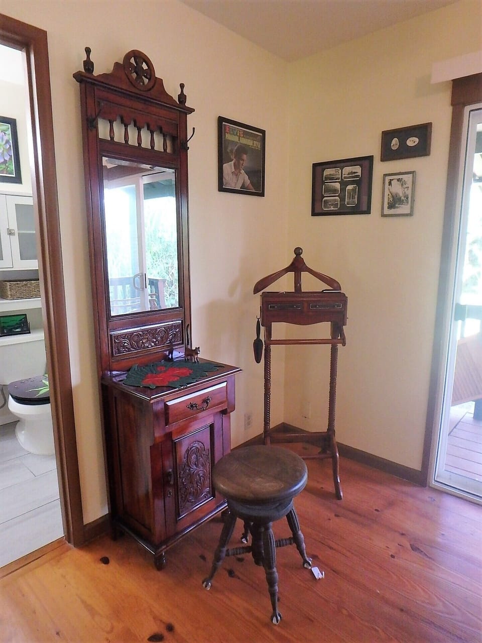 Vanity area in corner of master