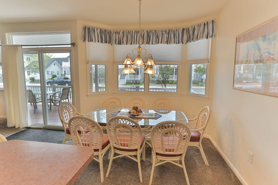 Bright & airy dining area. Comfortable chairs. Great lighting w lots of windows.
