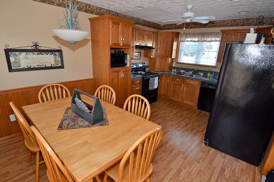 Well equipped kitchen/dining area.
