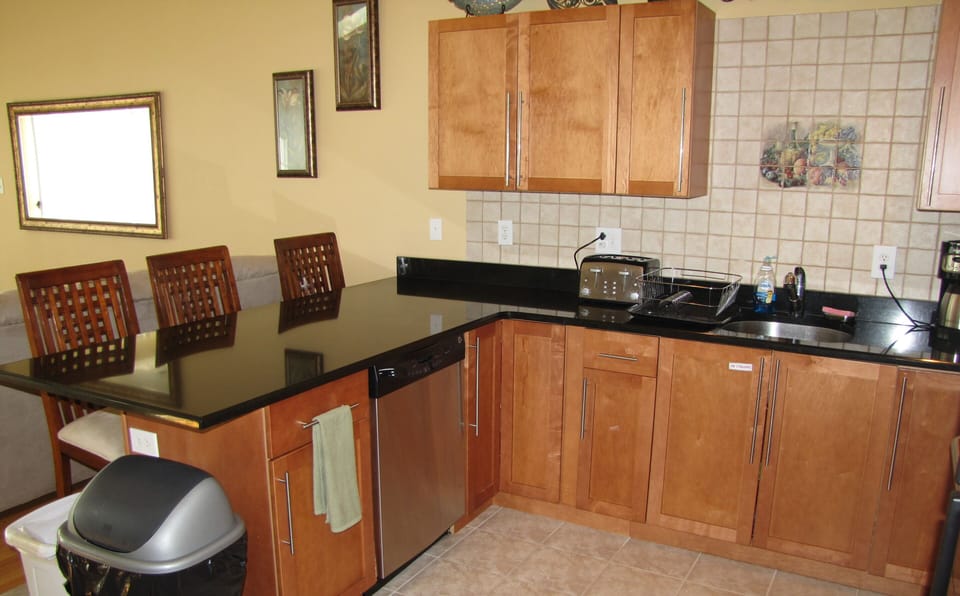 Kitchen w/breakfast seating